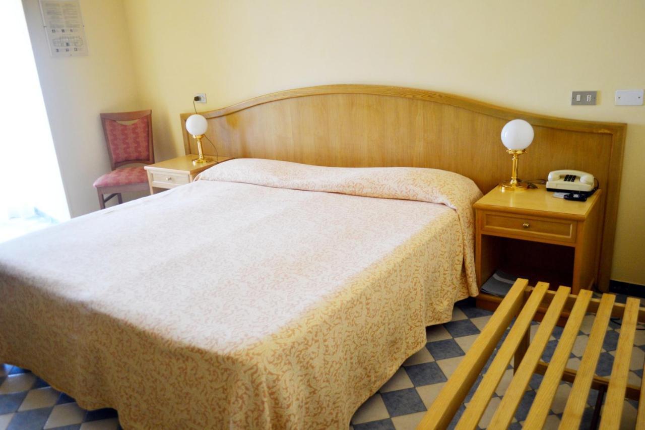 Hotel Britannia Cesenatico Esterno foto