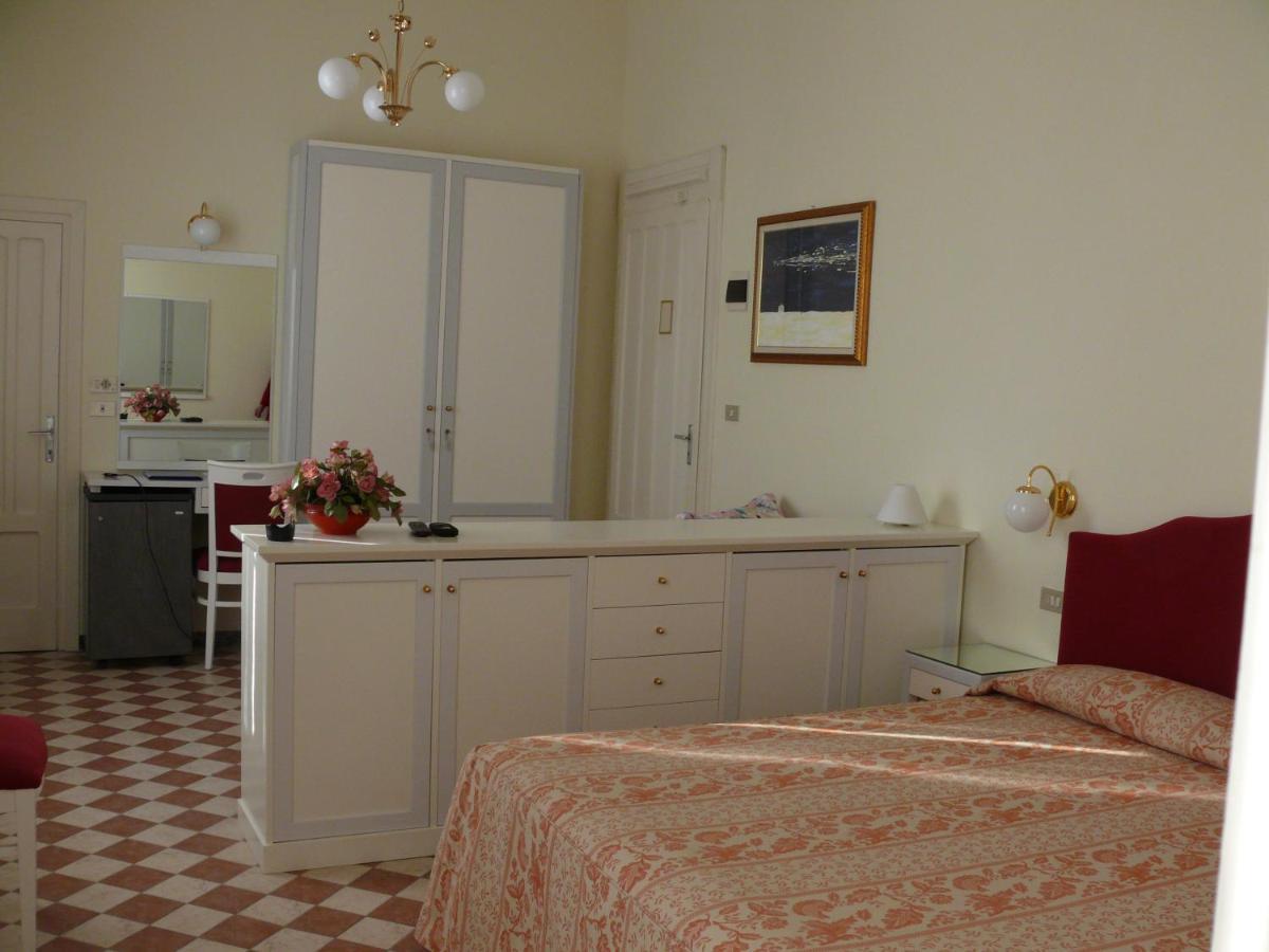 Hotel Britannia Cesenatico Esterno foto