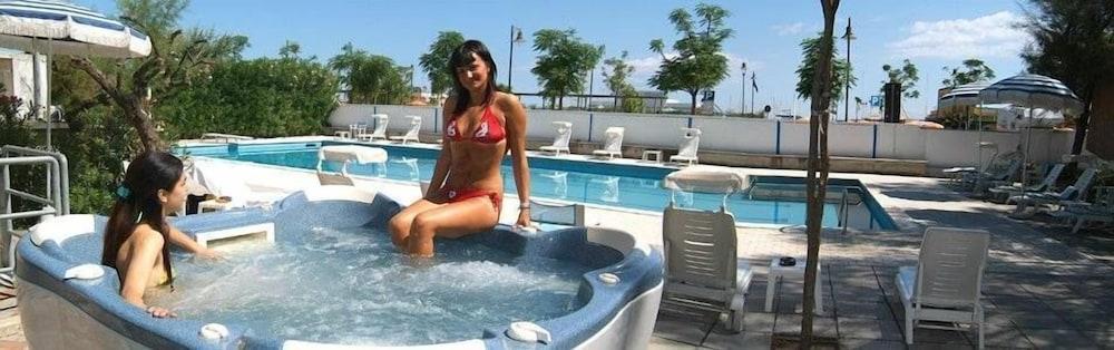 Hotel Britannia Cesenatico Esterno foto
