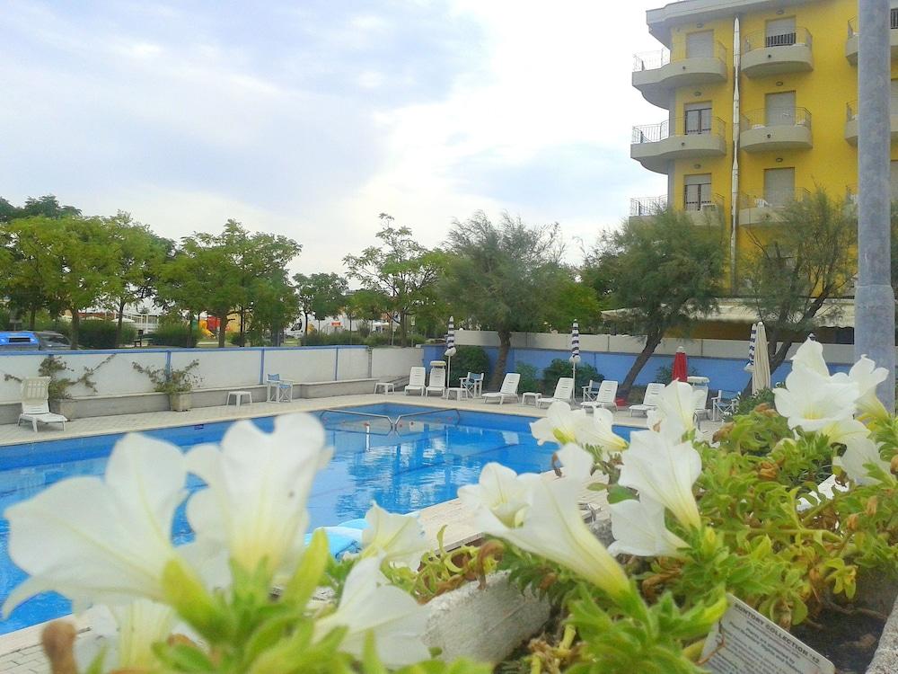 Hotel Britannia Cesenatico Esterno foto