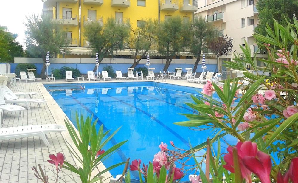 Hotel Britannia Cesenatico Esterno foto
